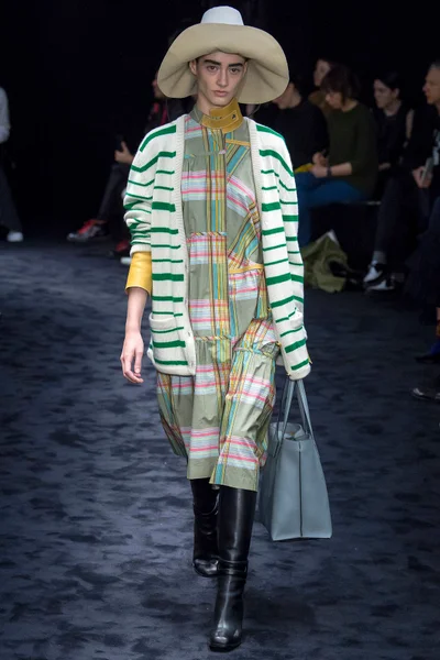 Look 19